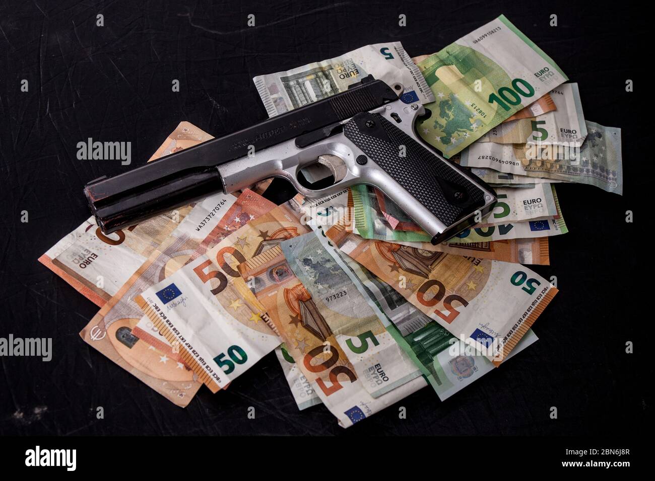 Allemagne. 11 mai 2020. Allemagne 11.05.2020: Images de symboles - 2020 UN pistolet repose sur des billets, des euros, feature/symbol/feature/detail/| usage dans le monde crédit: dpa/Alamy Live News Banque D'Images