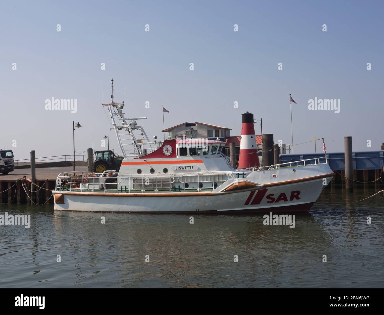 Bateau de secours d'émergence de la mer amarré dans le port de Structuklahnungshörn Nordstrand, Schleswig-Holstein, Allemagne Banque D'Images