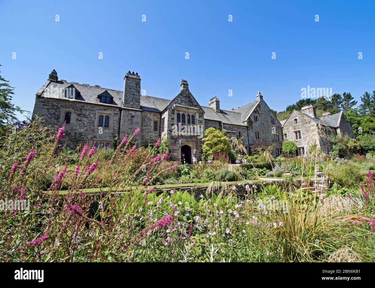 Jardin en terrasse avant de Cotehele House un établissement de la National Trust sur les rives de la rivière Tamar dans Cornwall Banque D'Images