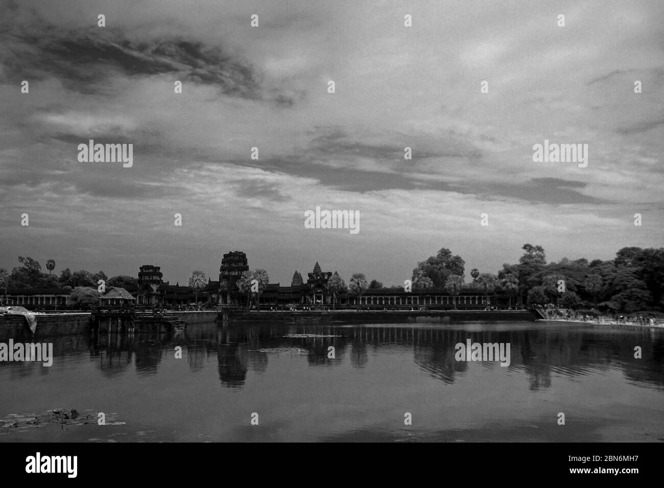 Angkor Wat est un complexe de temples au Cambodge et est le plus grand monument religieux au monde Banque D'Images