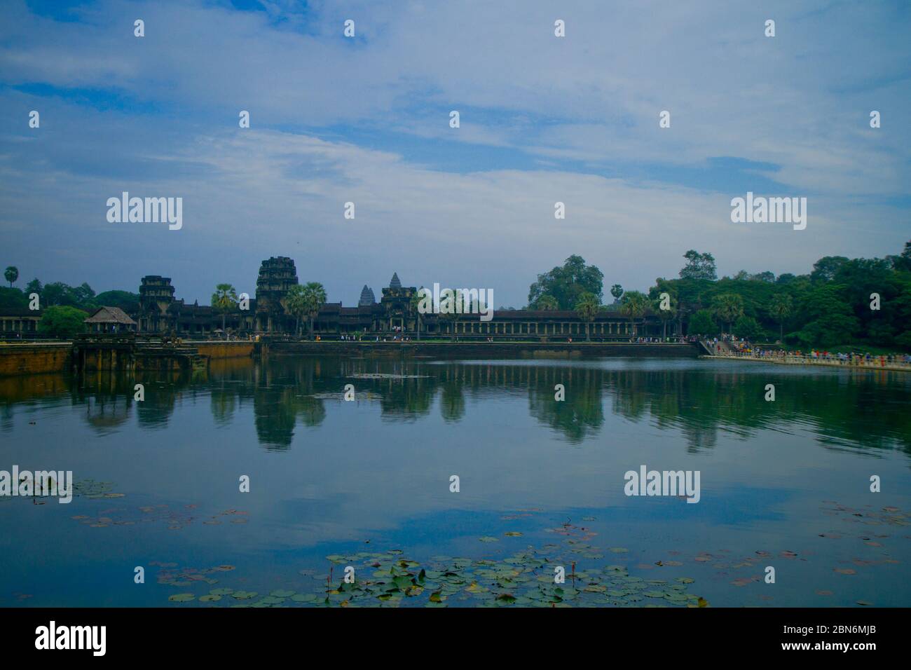 Angkor Wat est un complexe de temples au Cambodge et est le plus grand monument religieux au monde Banque D'Images