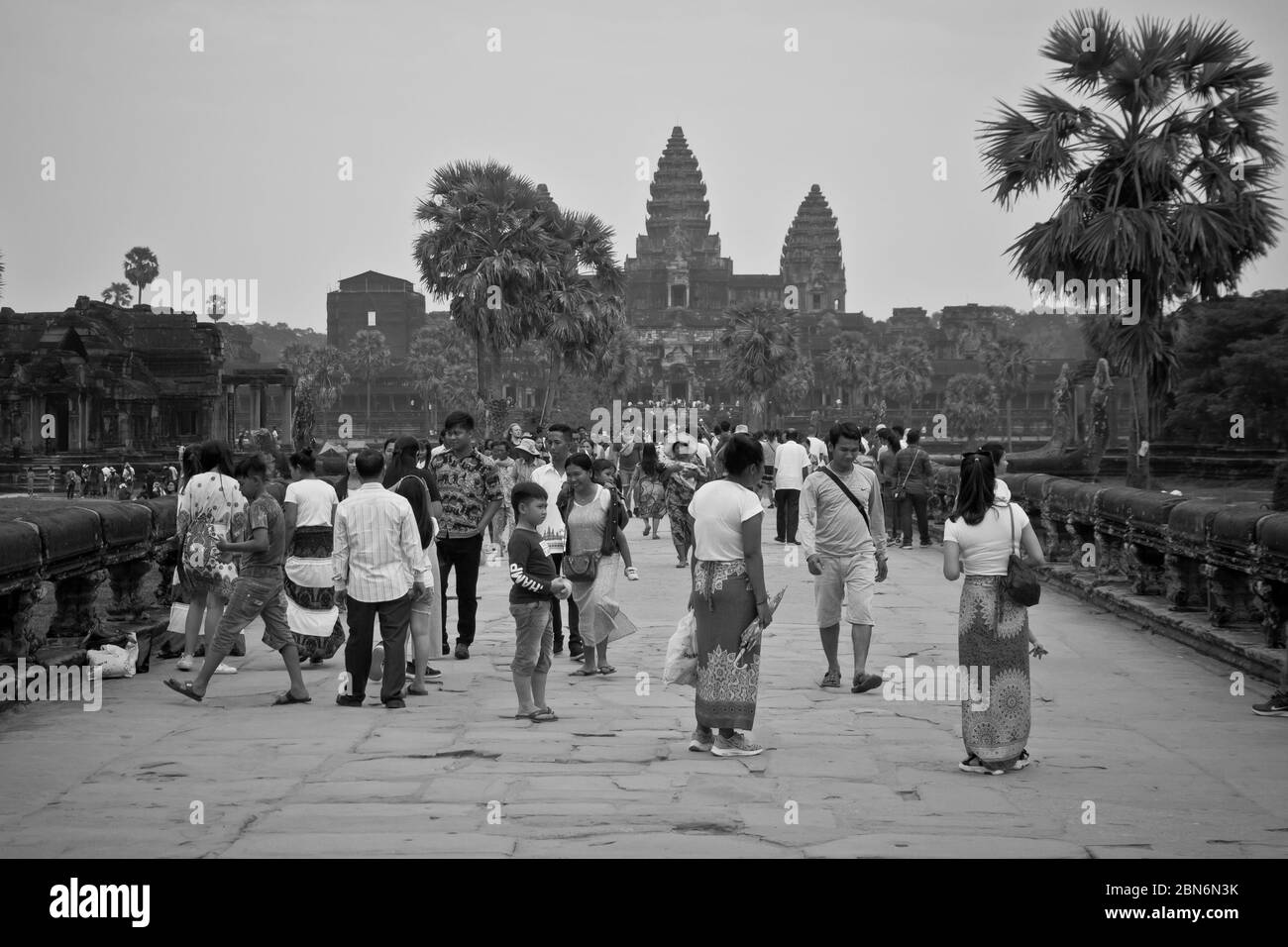 Angkor Wat est un complexe de temples au Cambodge et est le plus grand monument religieux au monde Banque D'Images