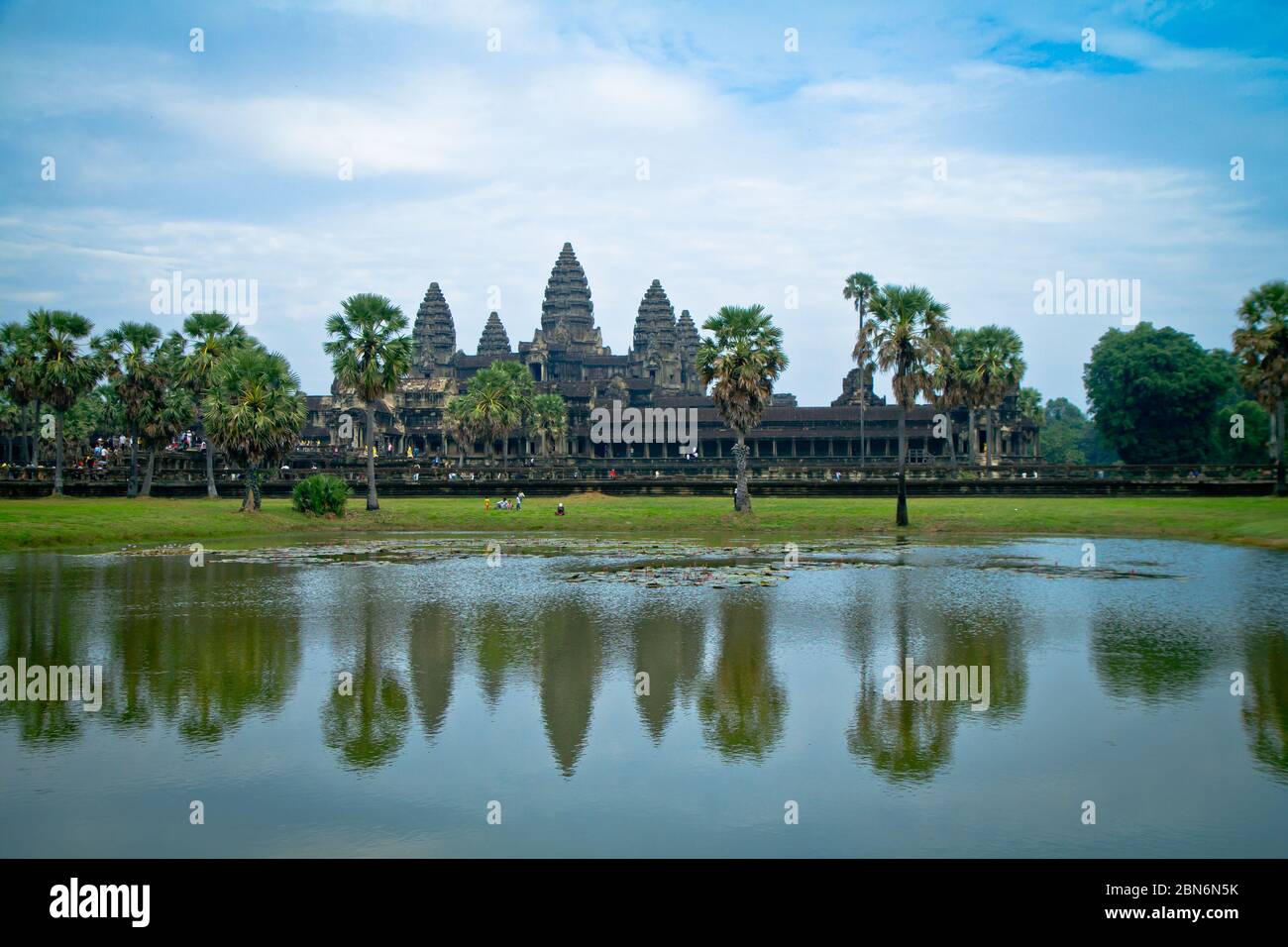Angkor Wat est un complexe de temples au Cambodge et est le plus grand monument religieux au monde Banque D'Images