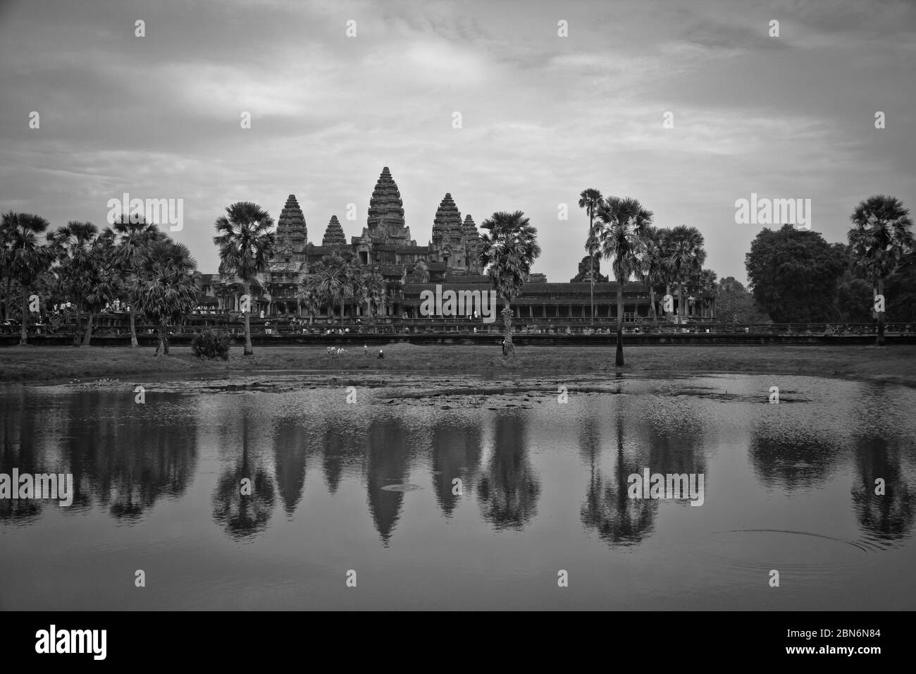 Angkor Wat est un complexe de temples au Cambodge et est le plus grand monument religieux au monde Banque D'Images