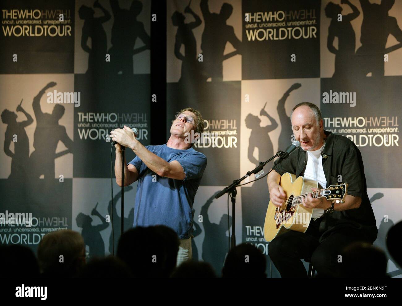 Les membres du groupe rock 'The Who', Roger Daltrey (l) et Pete Townshend, donnent un court concert à Berlin le jeudi 13 juillet 2006 au Fritz-Club de Postbahnhof. Ils ont annoncé une tournée mondiale qui commence le 12 septembre 2006 à Philadelphie (États-Unis) et les conduit à travers l'Amérique du Sud, le Japon, l'Australie et l'Europe. Un nouvel album devrait sortir le 23 octobre 2006. Photo: Jens Kalaene dpa/lbn (c) dpa - Rapport | utilisation dans le monde entier Banque D'Images