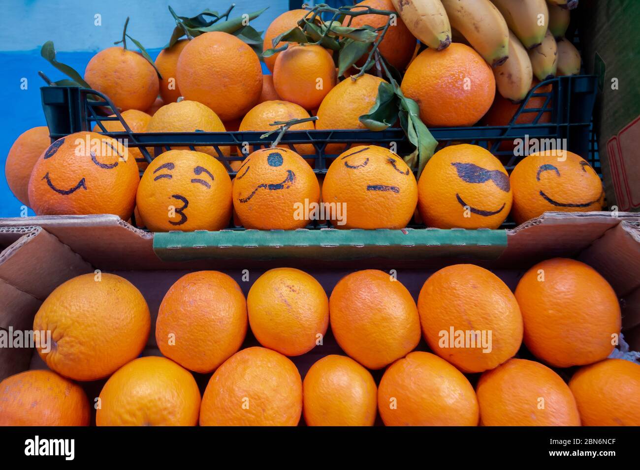 Les oranges rigoles sont peintes comme des smileys. Banque D'Images