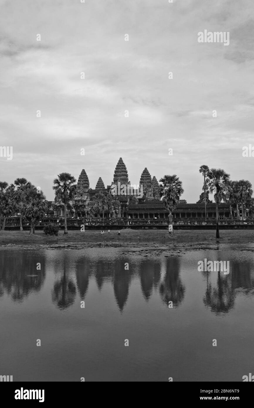 Angkor Wat est un complexe de temples au Cambodge et est le plus grand monument religieux au monde Banque D'Images