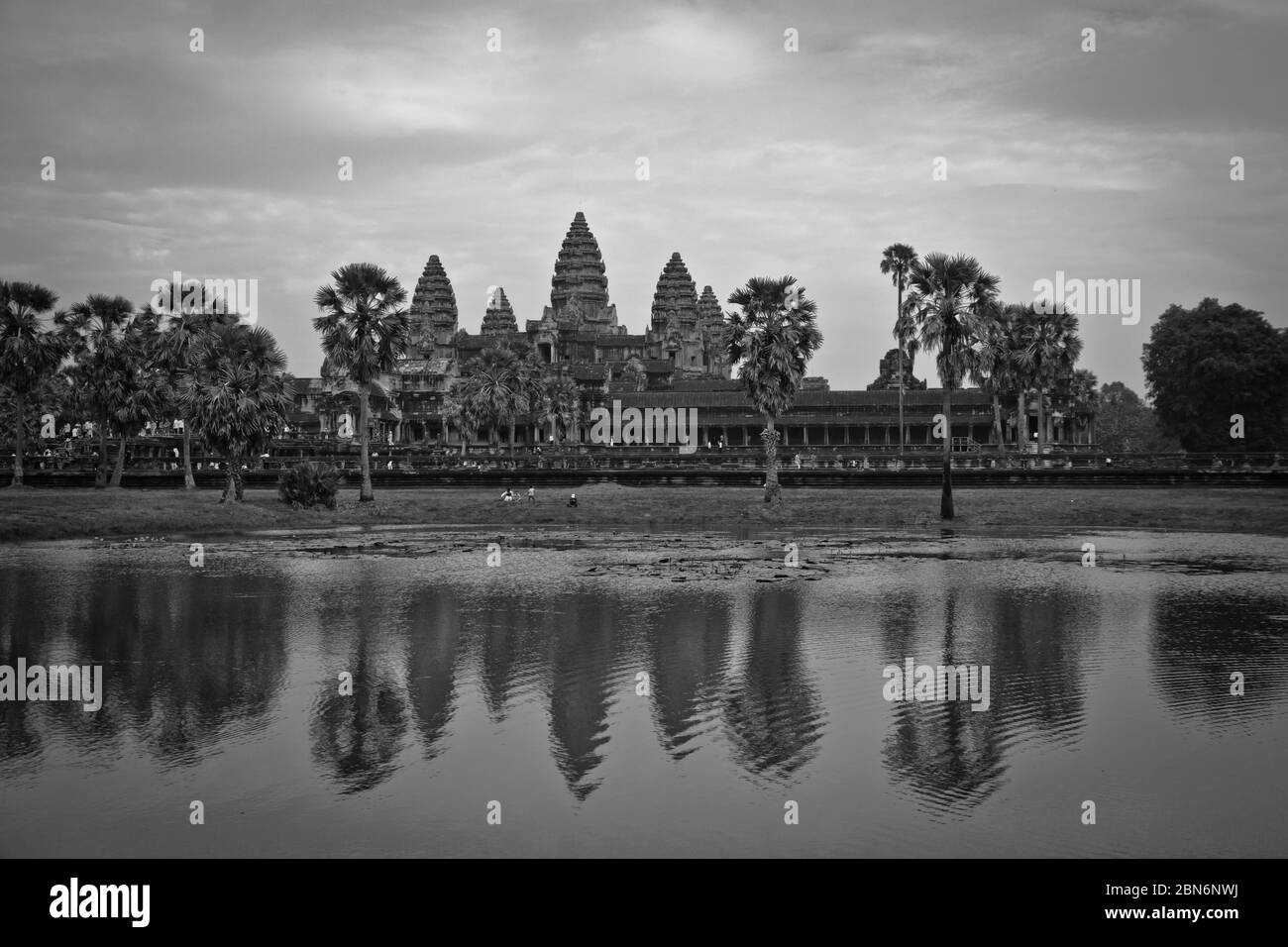 Angkor Wat est un complexe de temples au Cambodge et est le plus grand monument religieux au monde Banque D'Images