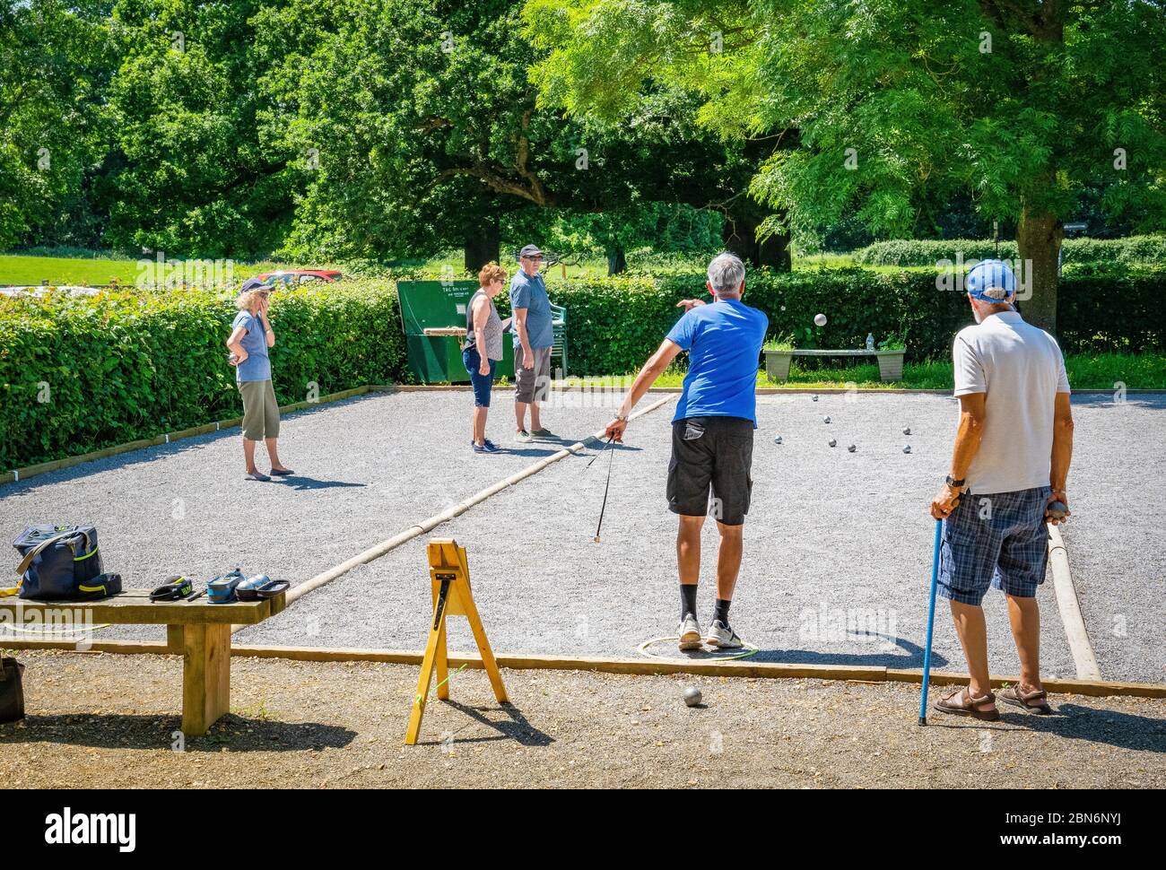 Personnes à Upton Country Park Poole, Dorset, Angleterre, jouant le jeu de pétanque (boule) Banque D'Images