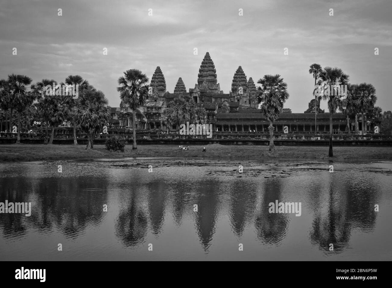 Angkor Wat est un complexe de temples au Cambodge et est le plus grand monument religieux au monde Banque D'Images