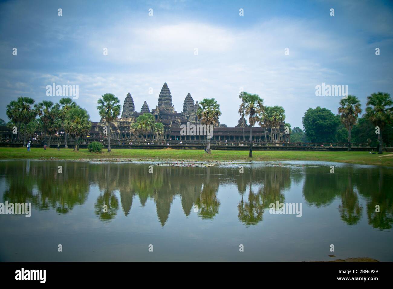Angkor Wat est un complexe de temples au Cambodge et est le plus grand monument religieux au monde Banque D'Images