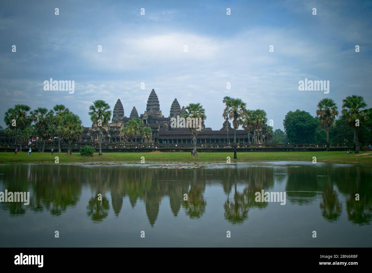 Angkor Wat est un complexe de temples au Cambodge et est le plus grand monument religieux au monde Banque D'Images