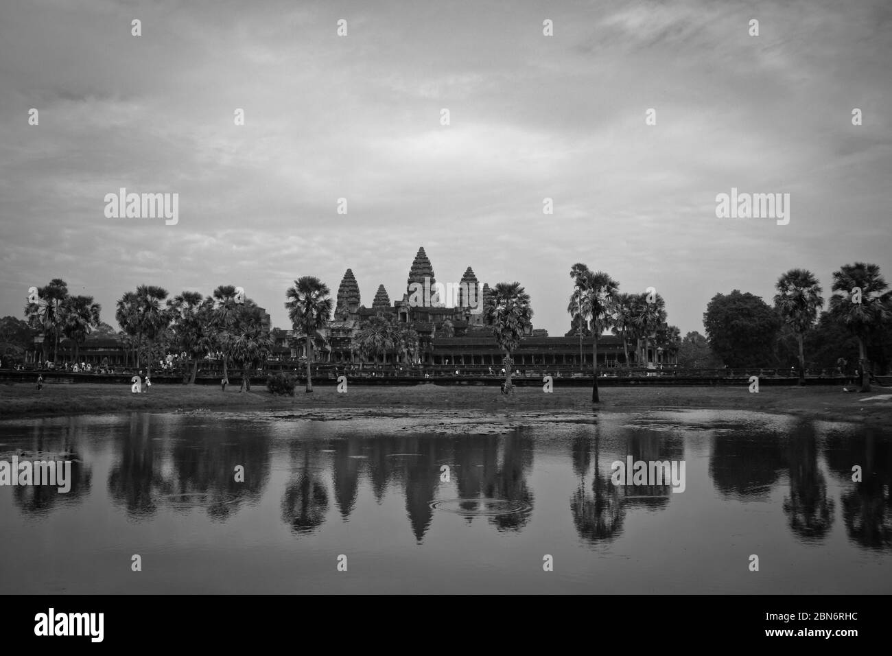 Angkor Wat est un complexe de temples au Cambodge et est le plus grand monument religieux au monde Banque D'Images