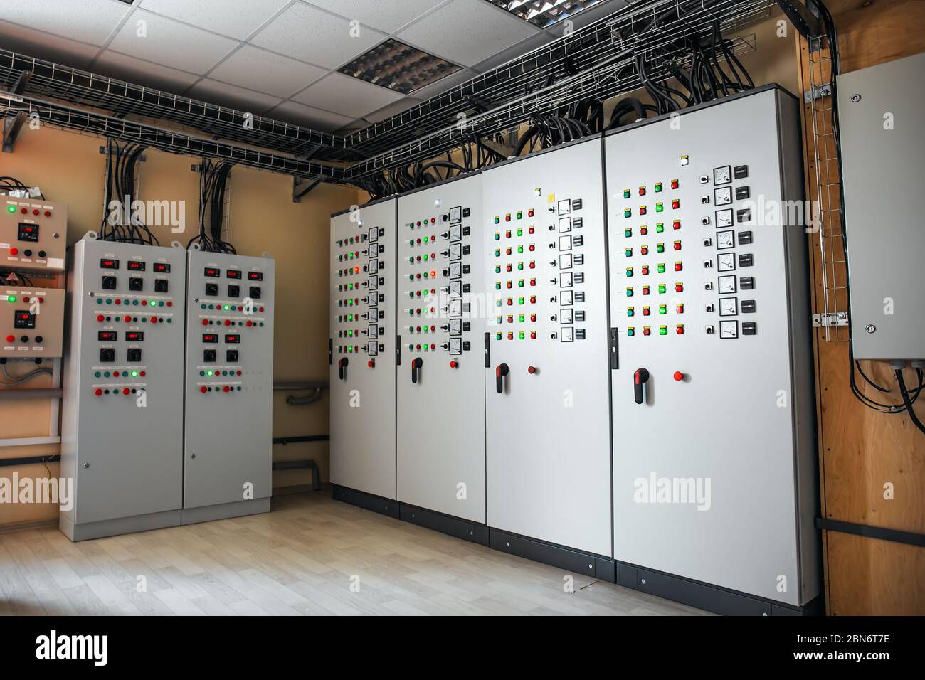 Panneau de commande d'usine avec boutons et interrupteurs, équipement électronique industriel spécial. Banque D'Images