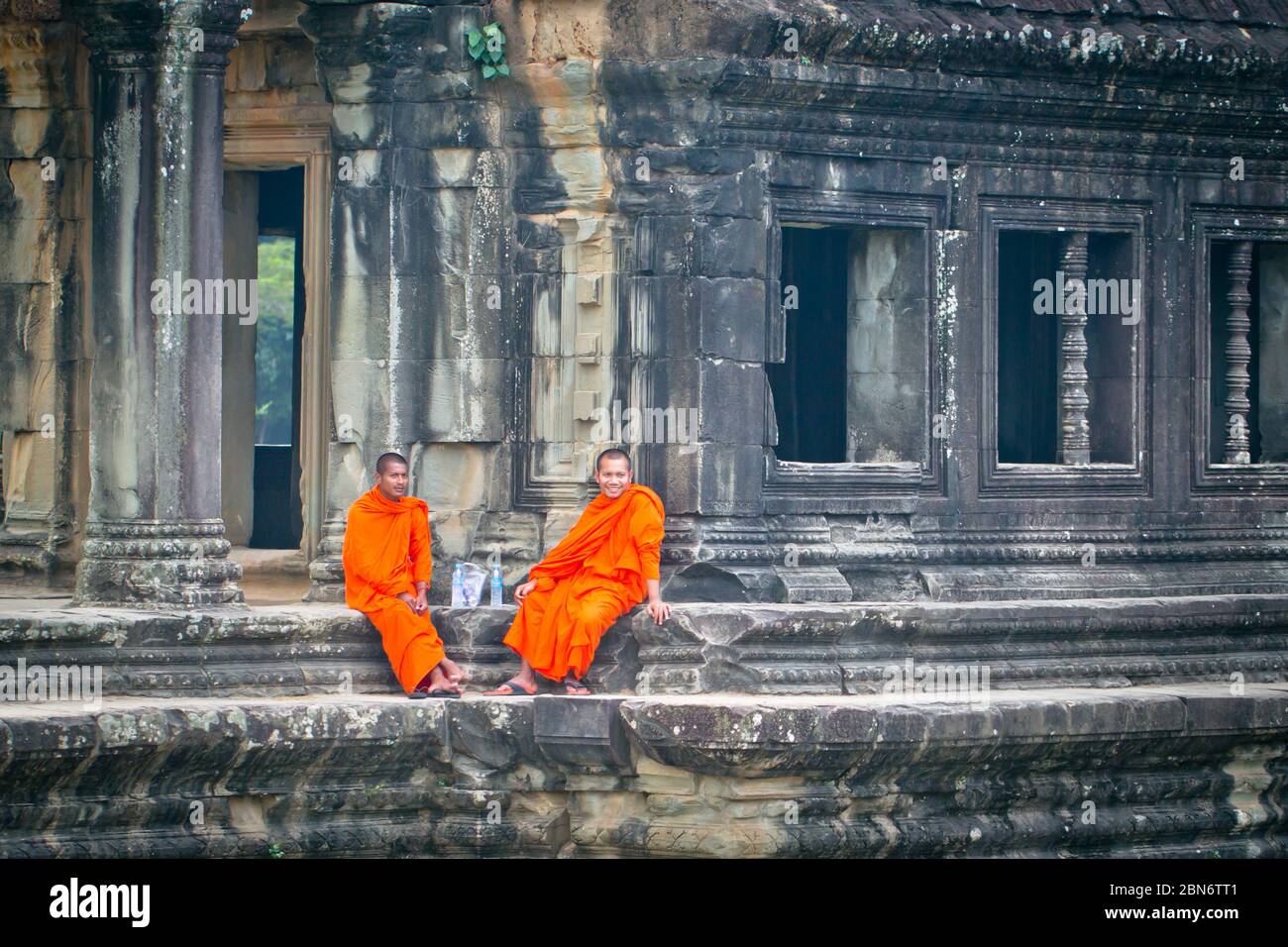 Angkor Wat est un complexe de temples au Cambodge et est le plus grand monument religieux au monde Banque D'Images