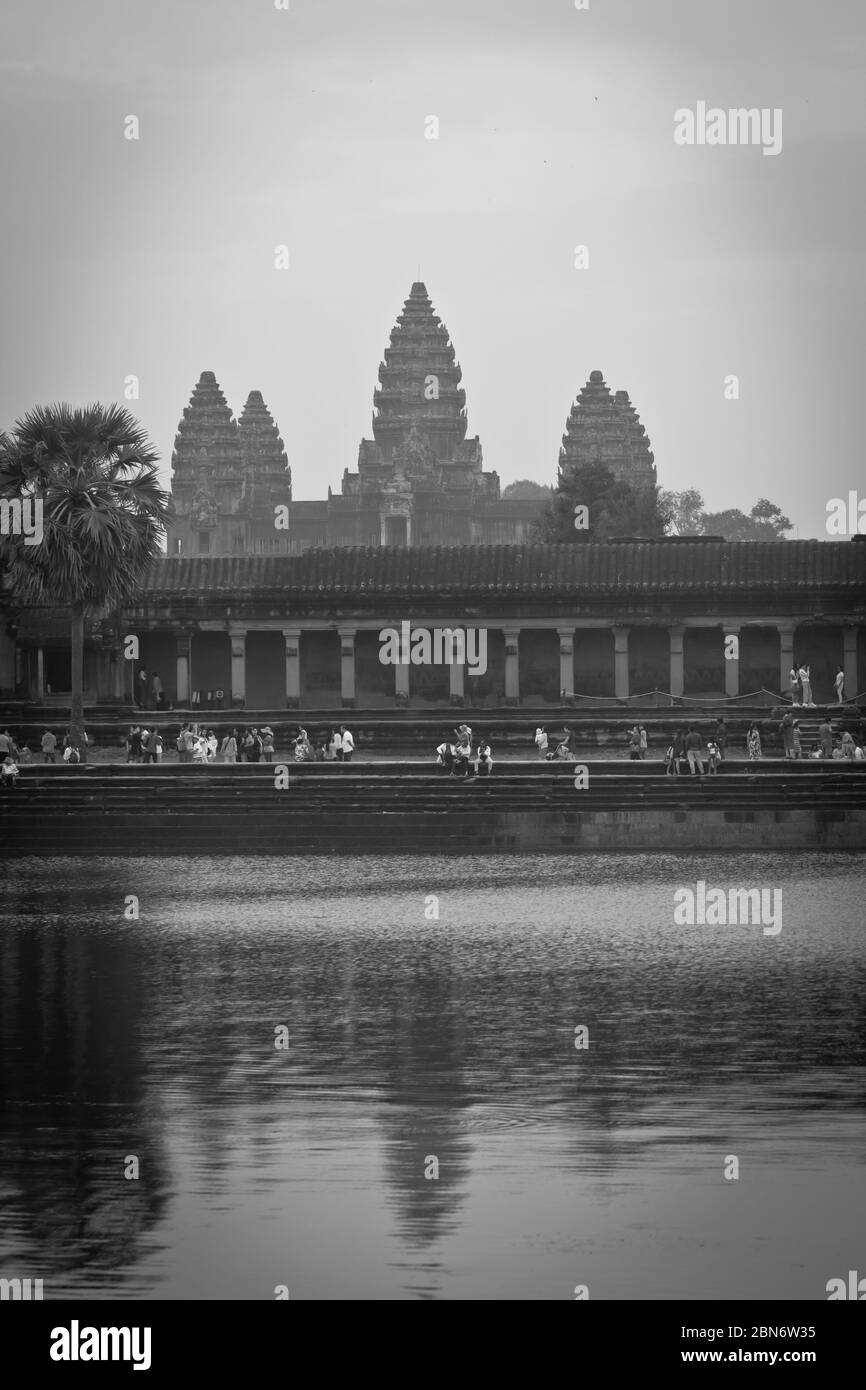 Angkor Wat est un complexe de temples au Cambodge et est le plus grand monument religieux au monde Banque D'Images