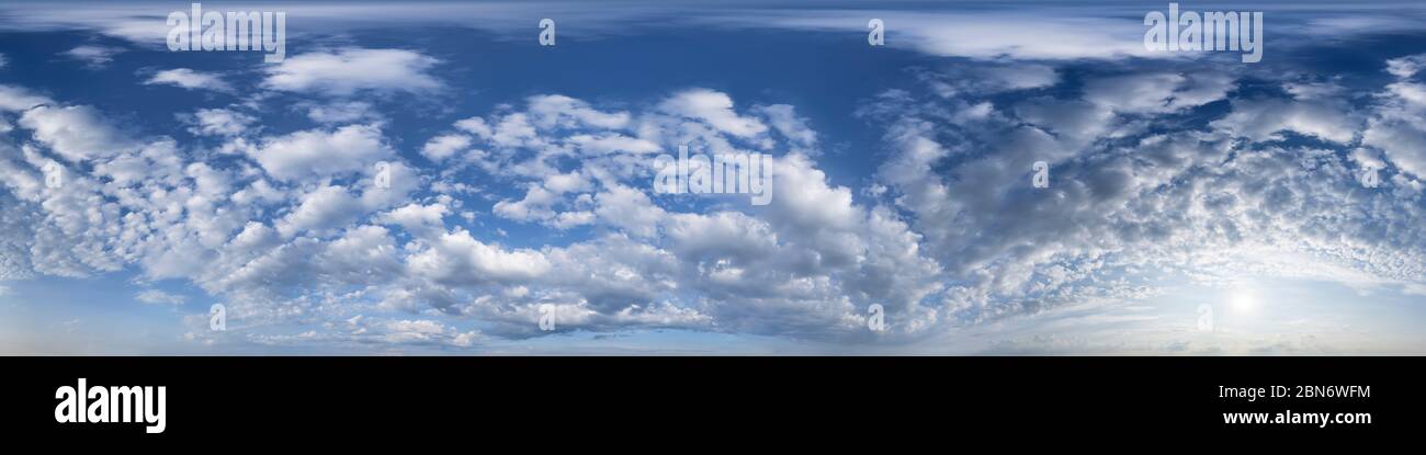 Panorama du ciel transparent avec vue à 360 degrés et magnifiques formations de nuages pour une utilisation dans les graphiques 3D comme dôme de ciel ou pour le post-traitement des images de drones Banque D'Images