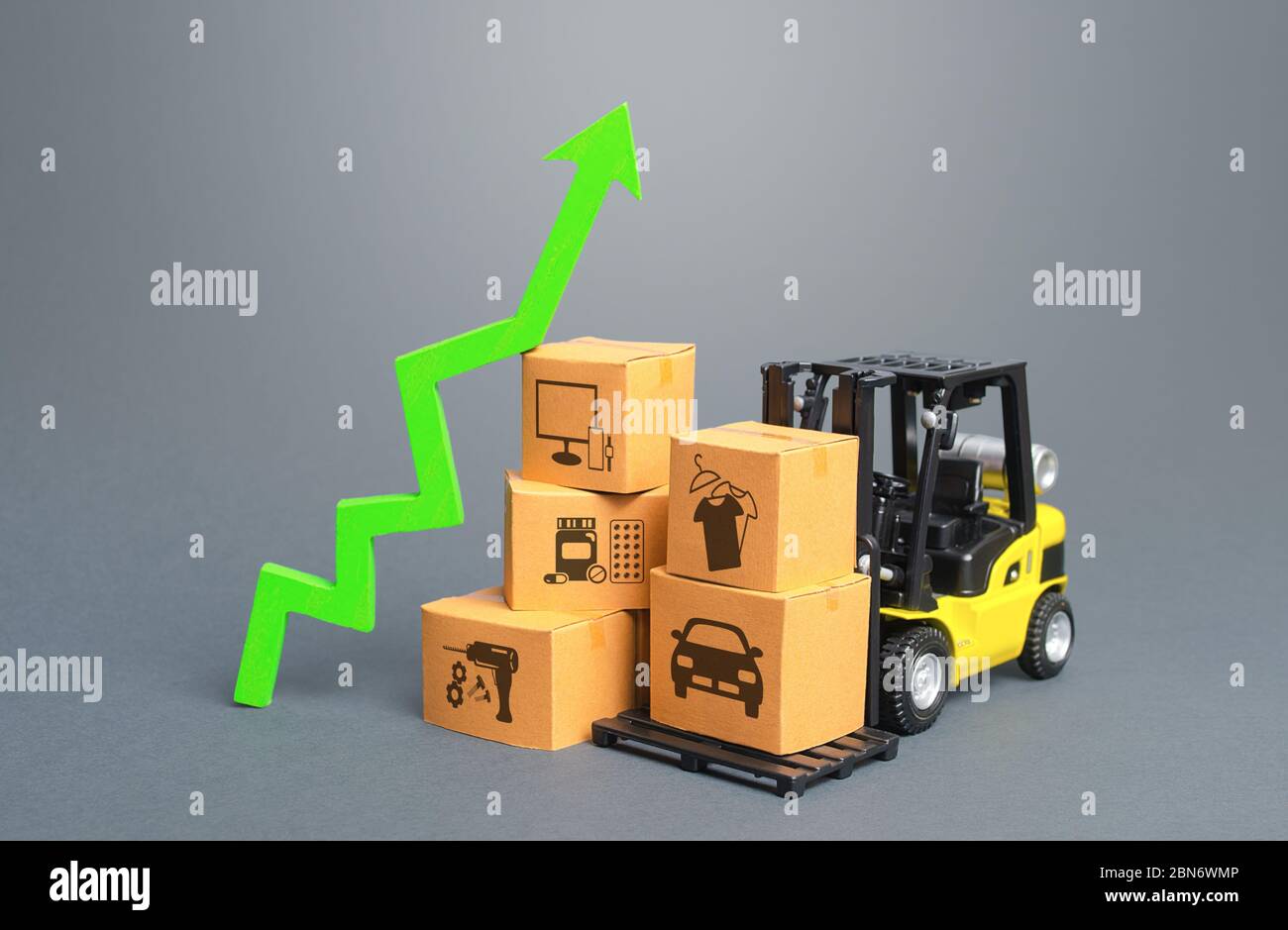 Chariot élévateur avec boîtes et flèche verte vers le haut. Reprise économique et augmentation du commerce et du trafic de marchandises. Augmentation des tarifs des services de transport b Banque D'Images