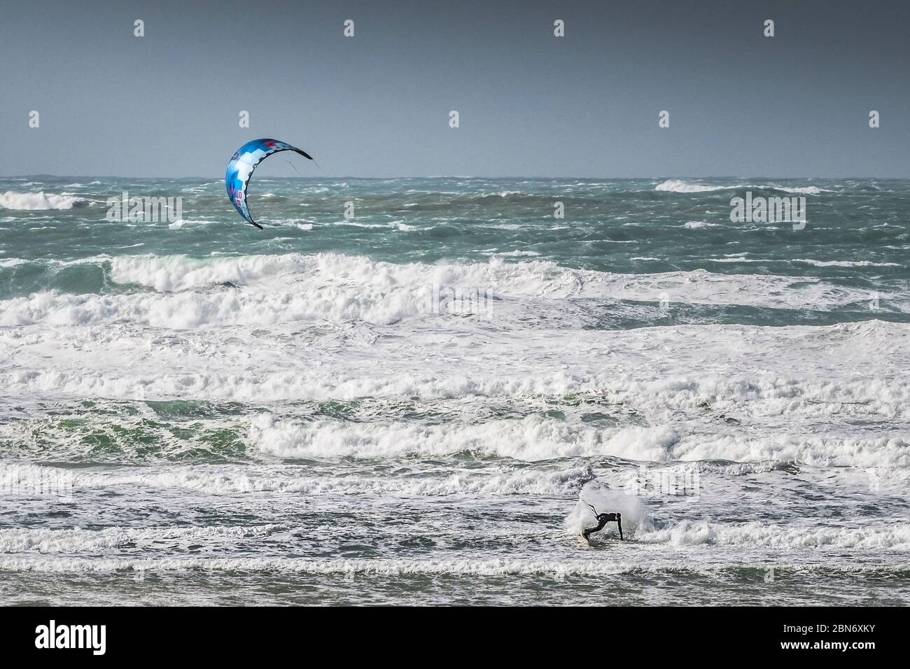 Une planche de surf à cerf-volant solitaire profitant du fort vent apporté par la tempête Jorge à Fistral à Newquay, en Cornwall. Banque D'Images
