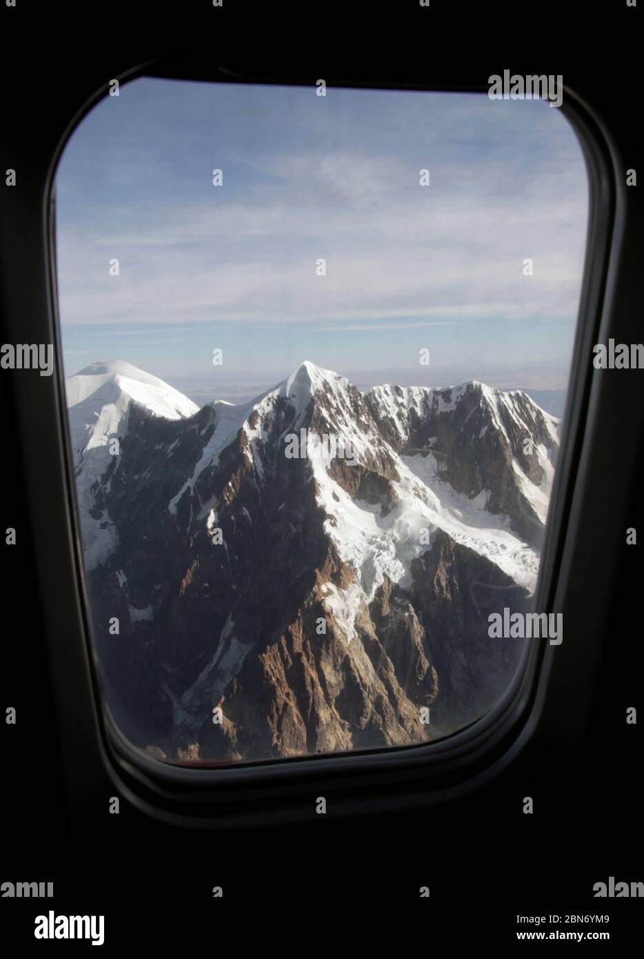 Vue de fenêtre d'avion pendant l'approche d'El Alto, Bolivie Banque D'Images