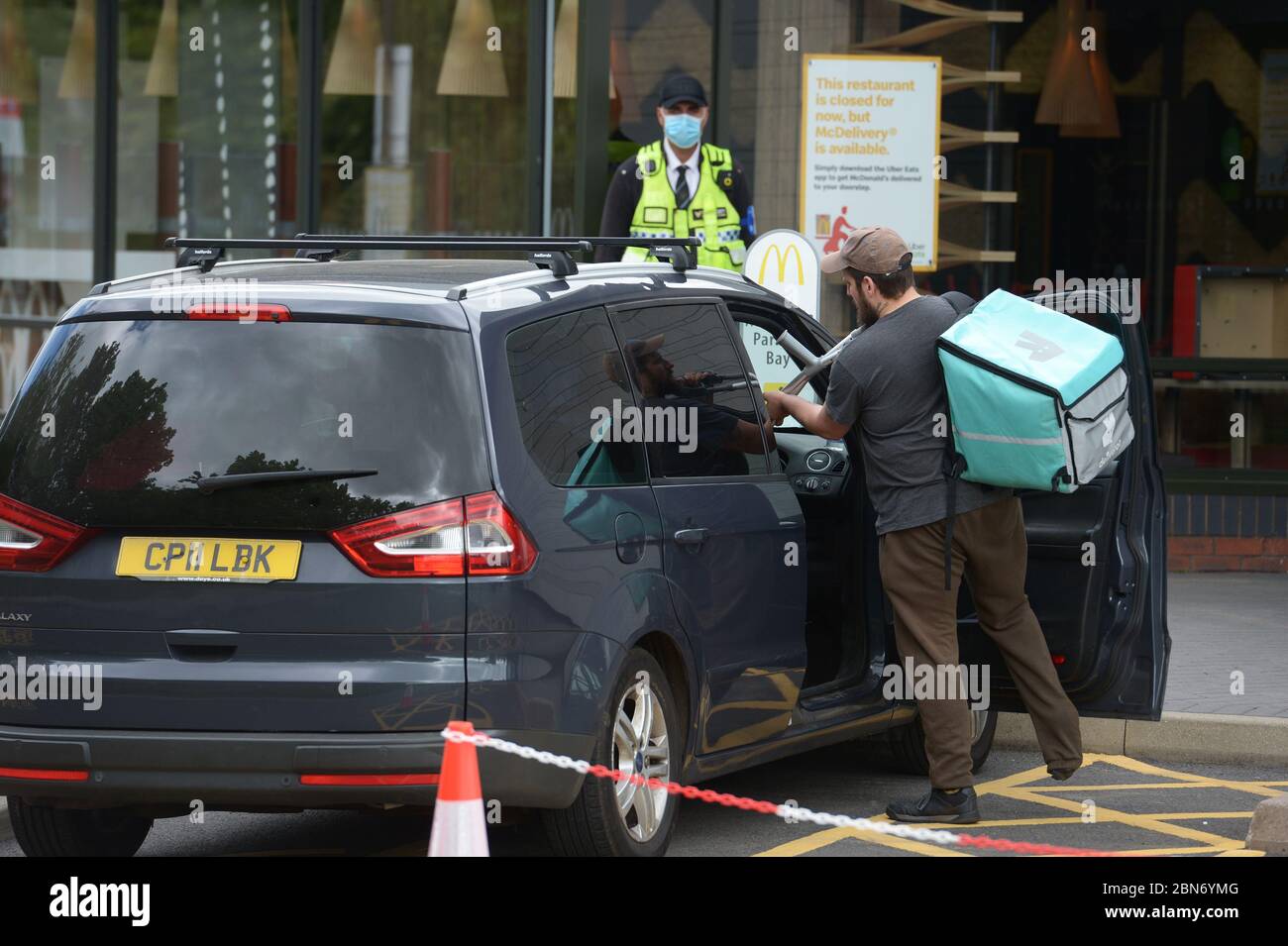 La première livraison de Uber Eats quitte le McDonald's de Boreham, Chelmsford, Essex, l'un des 15 restaurants de la chaîne à rouvrir pour emporter. Banque D'Images