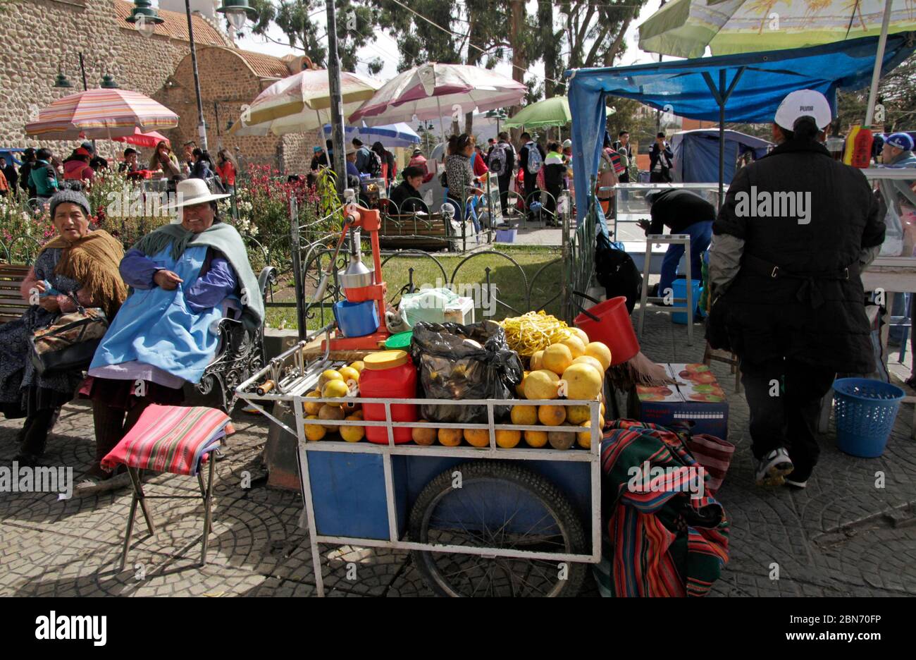 La Paz, Bolivie - 10 juin 2018 : vendeurs de rue offrant leurs marchandises au milieu de la Paz, Bolivie Banque D'Images