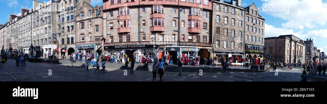 Touristes et magasins, The Lawnmarket, Royal Mile, Édimbourg Banque D'Images