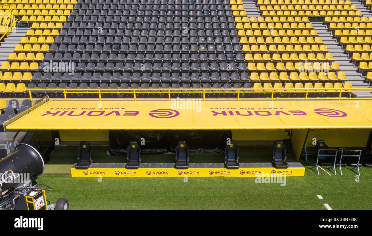 Dortmund, Allemagne. 08 mai 2020. Firo : 08.05.2020, football, 1.Bundesliga, saison 2019/2020, BVB, Borussia Dortmund, Stadion SIGNAL IDUNA PARK, drone, enregistrement de drone, avant DERBY, Revierderby BVB - Schalke 04, redémarrage de la Bundesliga après interruption par CORONA, COVID -19, entraîneur pour l'équipe de visite, Schalke 04, ont déjà été déplacé dans le monde entier | utilisation du crédit actualités en direct de dpa/Alay Banque D'Images