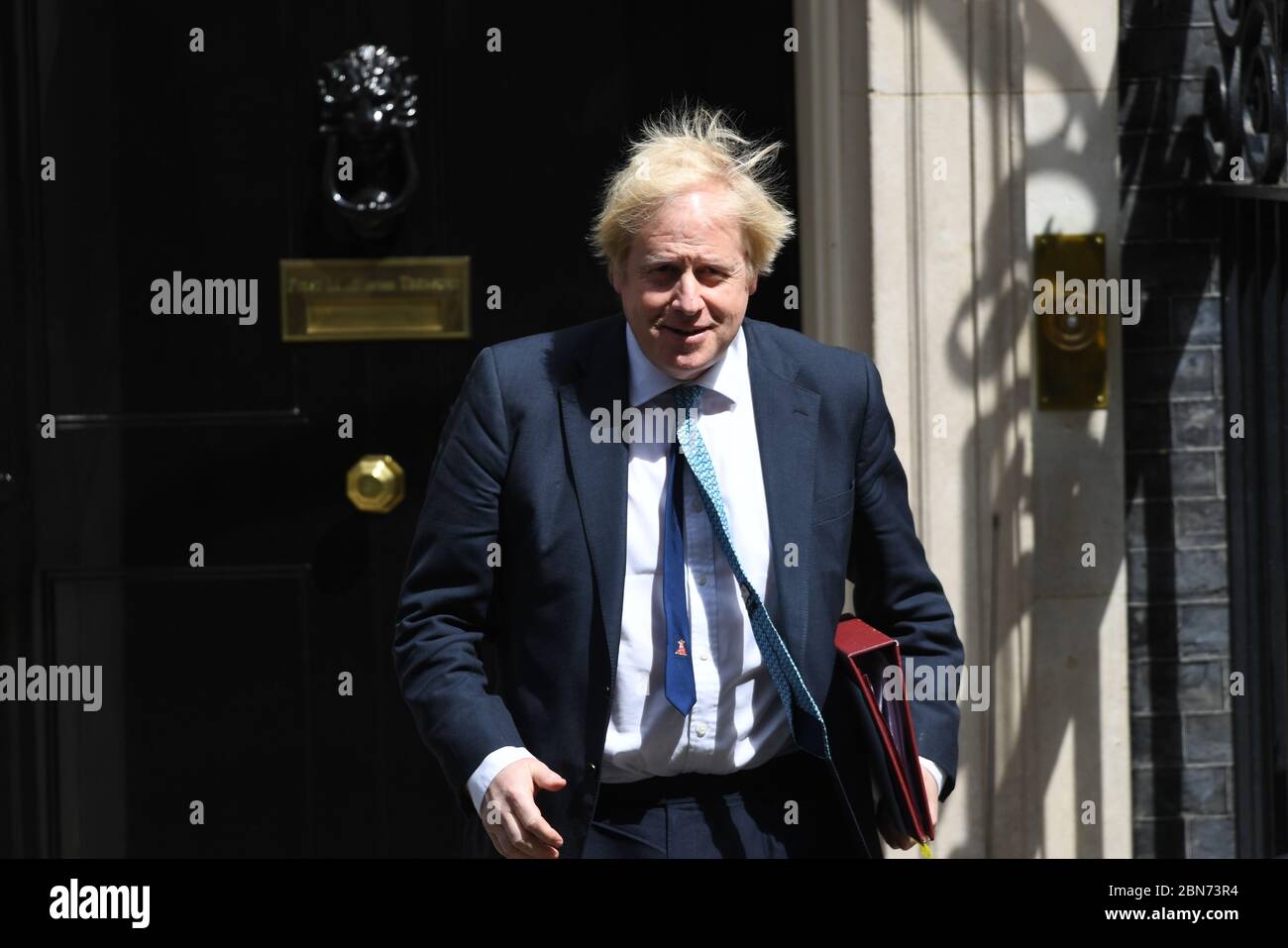 Le premier ministre Boris Johnson quitte le 10 Downing Street, Londres, pour les députés à la Chambre des communes, le premier jour de l'assouplissement des restrictions visant à faire sortir le pays de son isolement. Banque D'Images