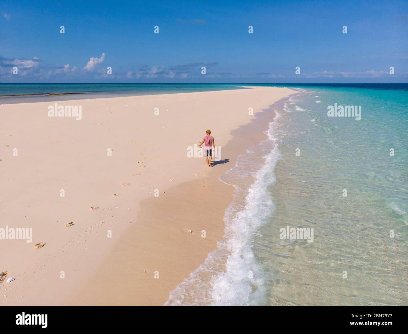 Voyageur sur Zanzibar. Plage vide sur la rive de sable blanc de la neige de l'île Nakupenda. Apparaissant quelques heures par jour. Tir de drone aérien Banque D'Images