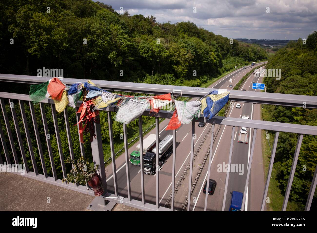 Drapeaux bouddhistes en mémoire d'un homme qui s'est suicidé en sautant de ce pont au-dessus de l'A45 Autobahn au sud de Dortmund, Rhénanie-du-Nord-Westphalie, G Banque D'Images