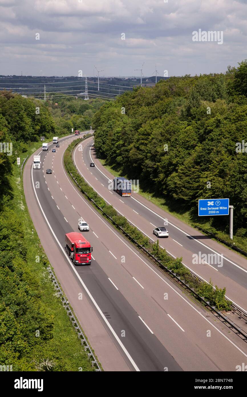 Trafic faible sur l'autoroute A 45 dans le sud de Dortmund, Rhénanie-du-Nord-Westphalie, Allemagne. Wenig Verkehr auf der Autobahn A 45 im Sueden von Dortmun Banque D'Images