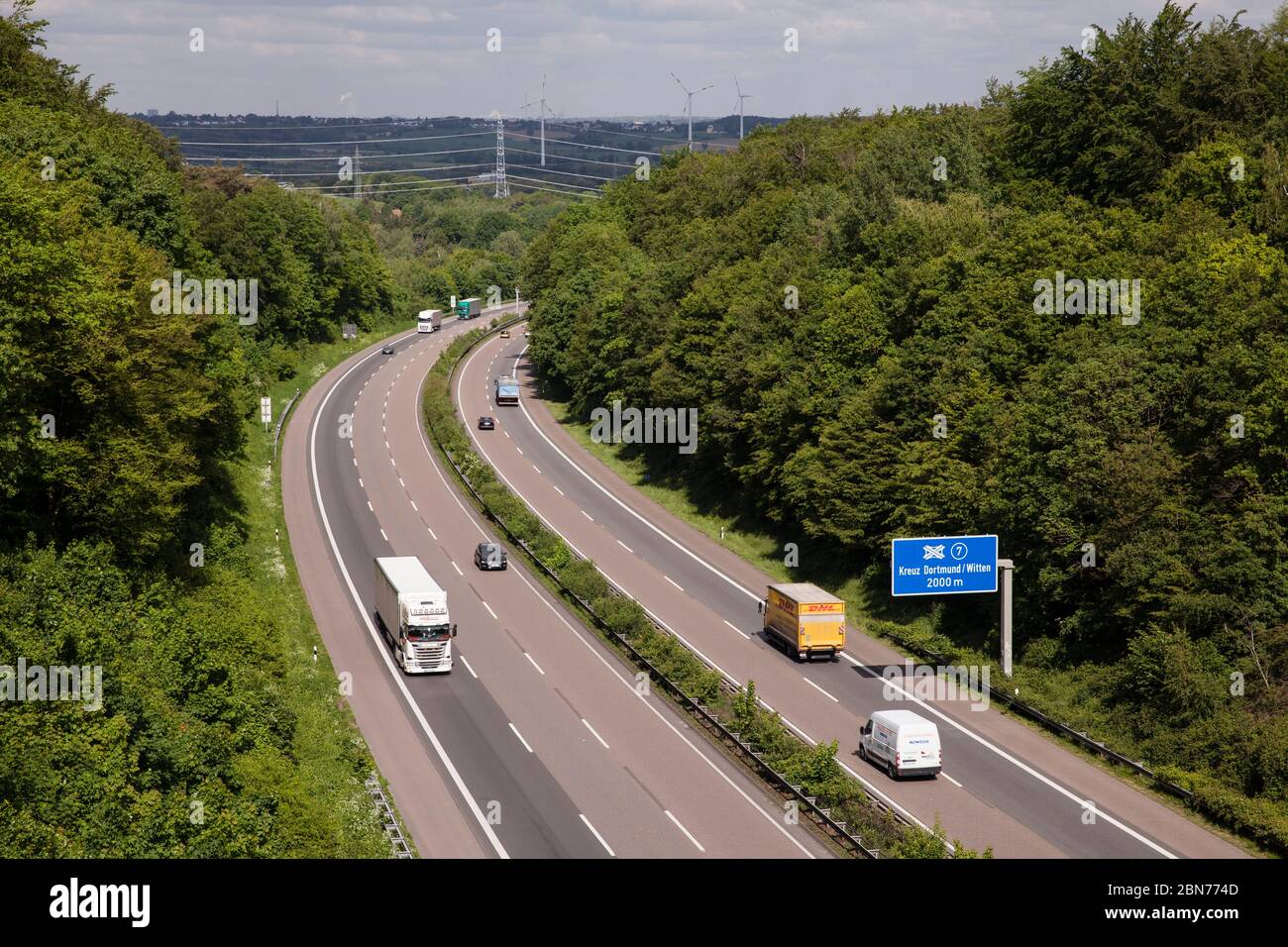 Trafic faible sur l'autoroute A 45 dans le sud de Dortmund, Rhénanie-du-Nord-Westphalie, Allemagne. Wenig Verkehr auf der Autobahn A 45 im Sueden von Dortmun Banque D'Images