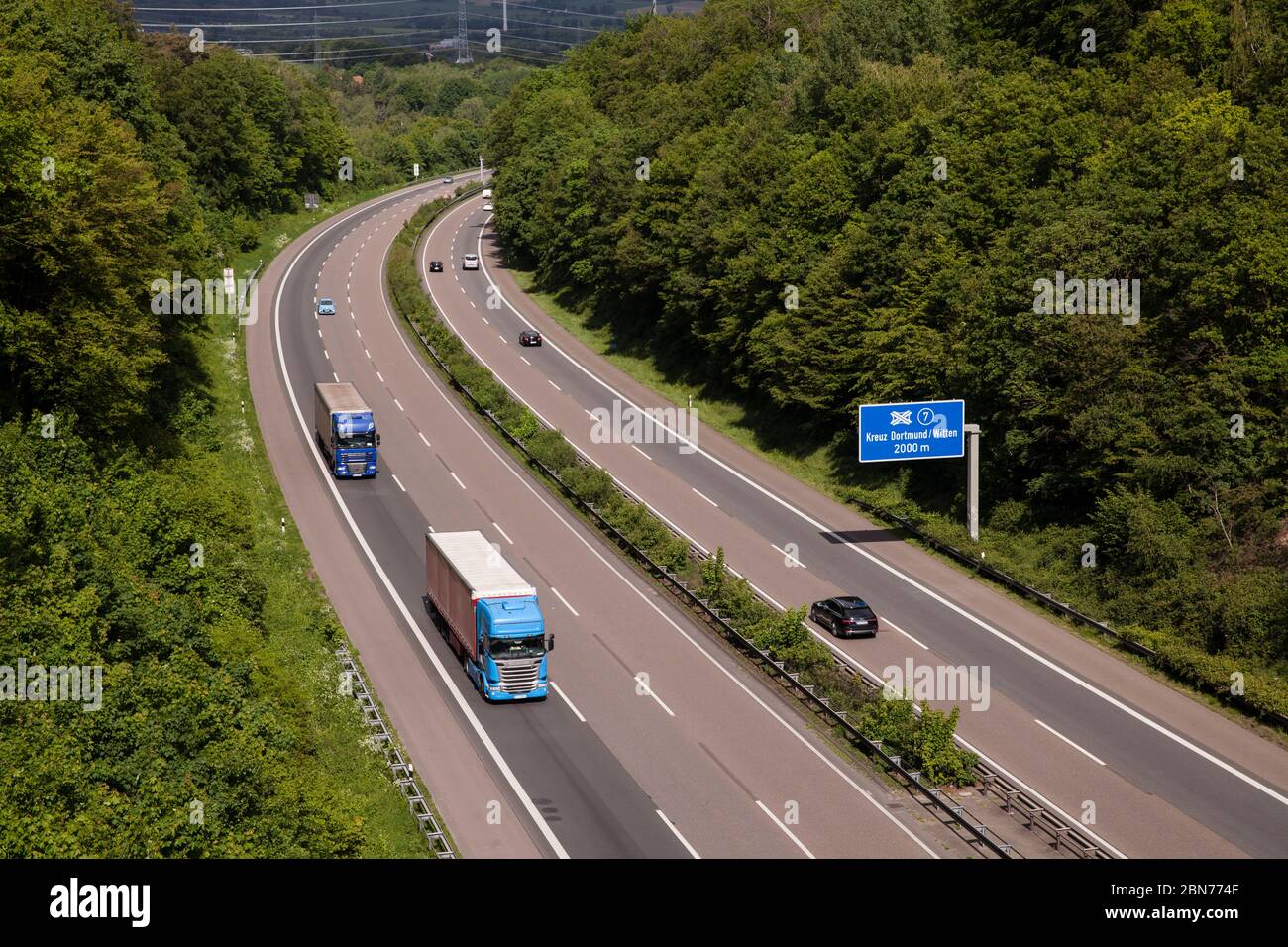 Trafic faible sur l'autoroute A 45 dans le sud de Dortmund, Rhénanie-du-Nord-Westphalie, Allemagne. Wenig Verkehr auf der Autobahn A 45 im Sueden von Dortmun Banque D'Images