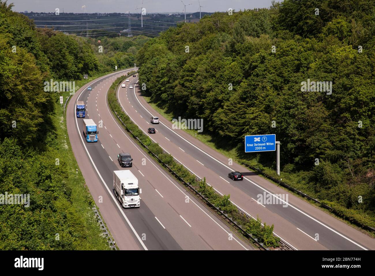 Trafic faible sur l'autoroute A 45 dans le sud de Dortmund, Rhénanie-du-Nord-Westphalie, Allemagne. Wenig Verkehr auf der Autobahn A 45 im Sueden von Dortmun Banque D'Images