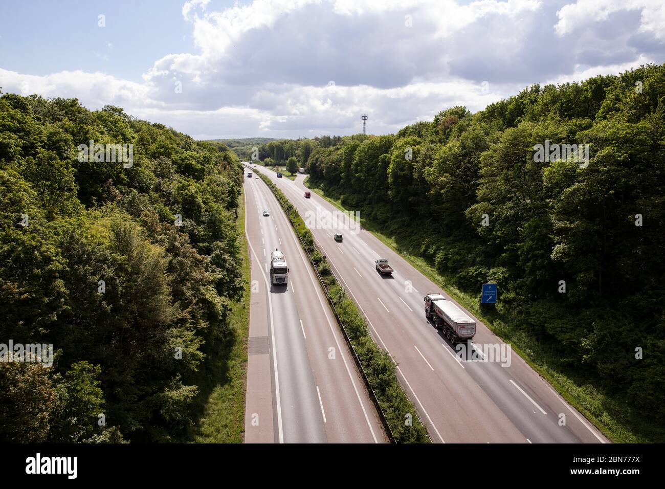 Trafic faible sur l'autoroute A 45 dans le sud de Dortmund, Rhénanie-du-Nord-Westphalie, Allemagne. Wenig Verkehr auf der Autobahn A 45 im Sueden von Dortmun Banque D'Images