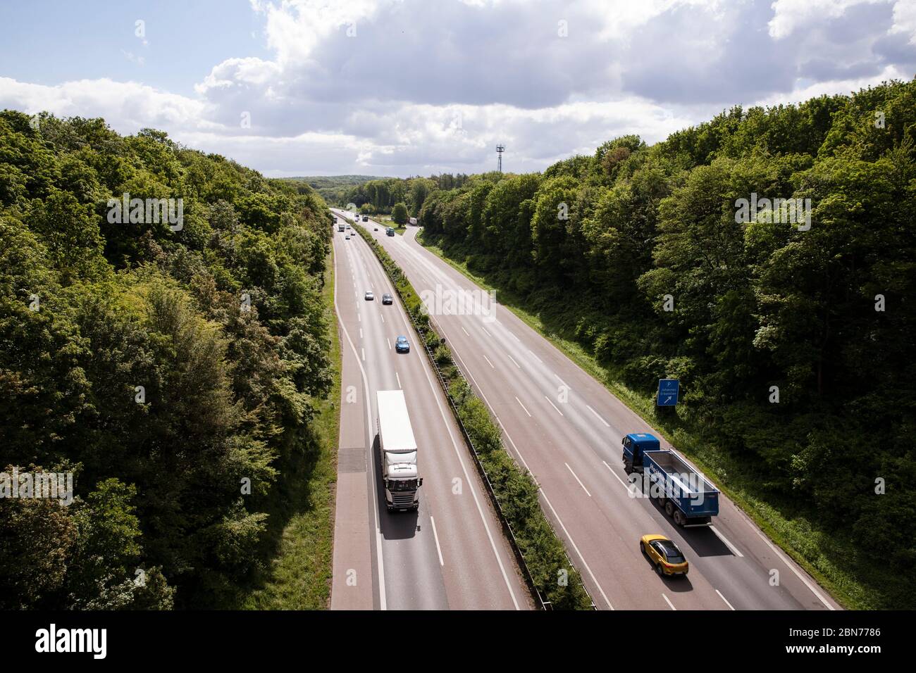 Trafic faible sur l'autoroute A 45 dans le sud de Dortmund, Rhénanie-du-Nord-Westphalie, Allemagne. Wenig Verkehr auf der Autobahn A 45 im Sueden von Dortmun Banque D'Images