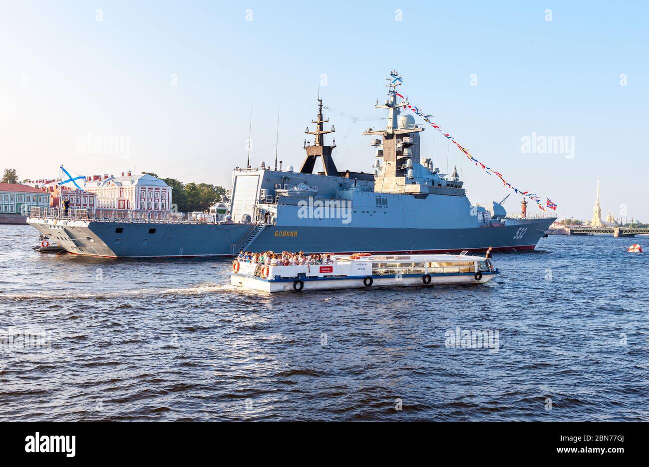 Saint-Pétersbourg, Russie - 27 juillet 2016 : Corvette de missile « Boykiy » de la flotte russe de la mer Baltique sur la rivière Neva pour la célébration de la Journée de la Marine Banque D'Images