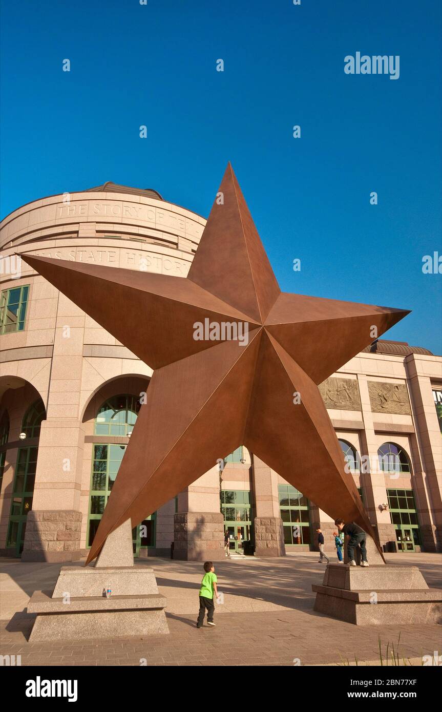 Immense « Lone Star » en face du musée d'histoire de l'État de Bob Bullock, Texas, États-Unis Banque D'Images