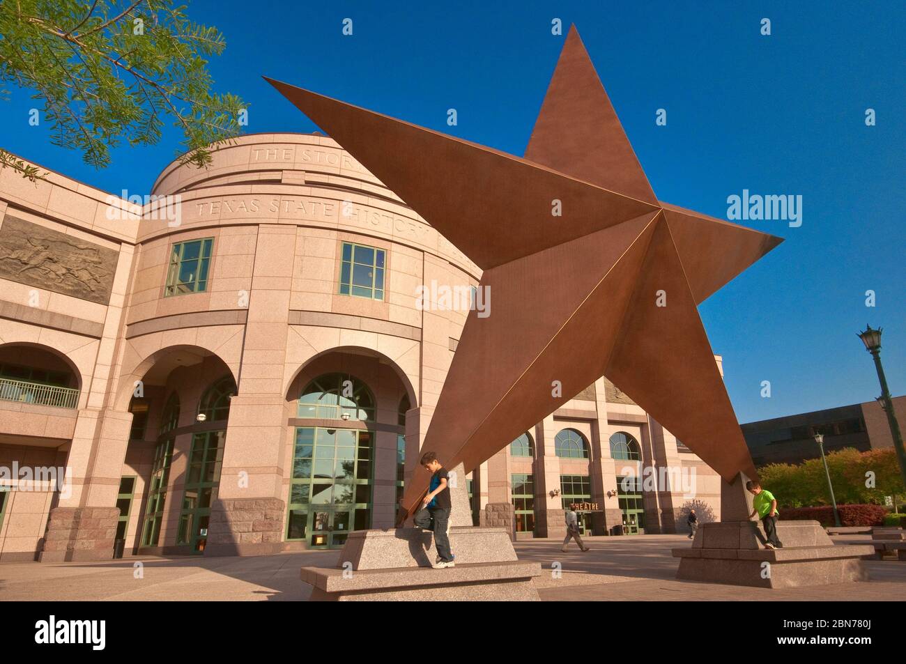 Immense « Lone Star » en face du musée d'histoire de l'État de Bob Bullock, Texas, États-Unis Banque D'Images