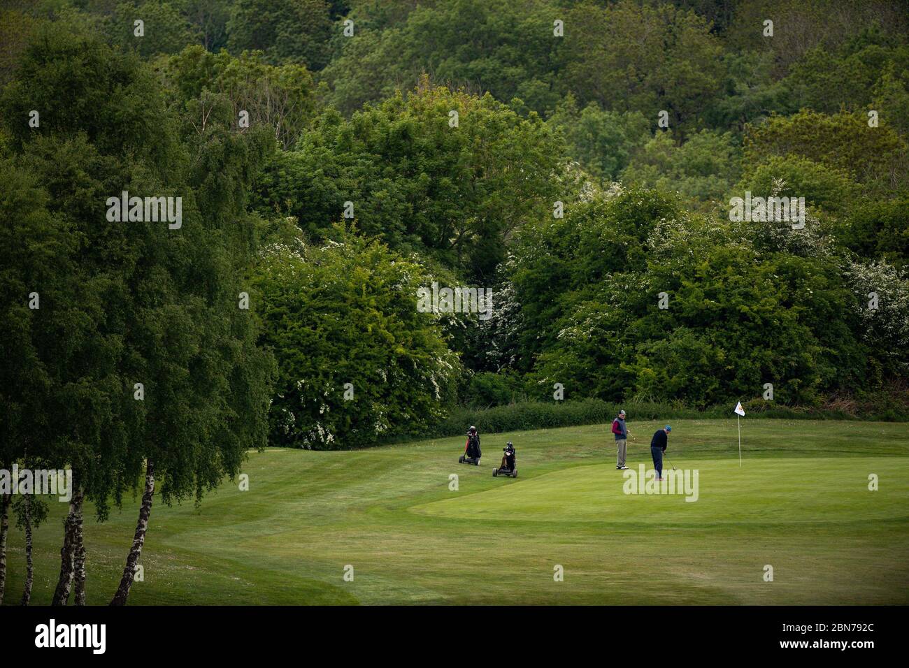 Golfeurs au Llanymynech Golf Club, Oswestry, où le parcours traverse la frontière entre l'Angleterre et le pays de Galles. Le parcours fait face à l'incertitude, car les restrictions de verrouillage sur le golf sont levées en Angleterre d'aujourd'hui, mais restent en vigueur au pays de Galles. Banque D'Images