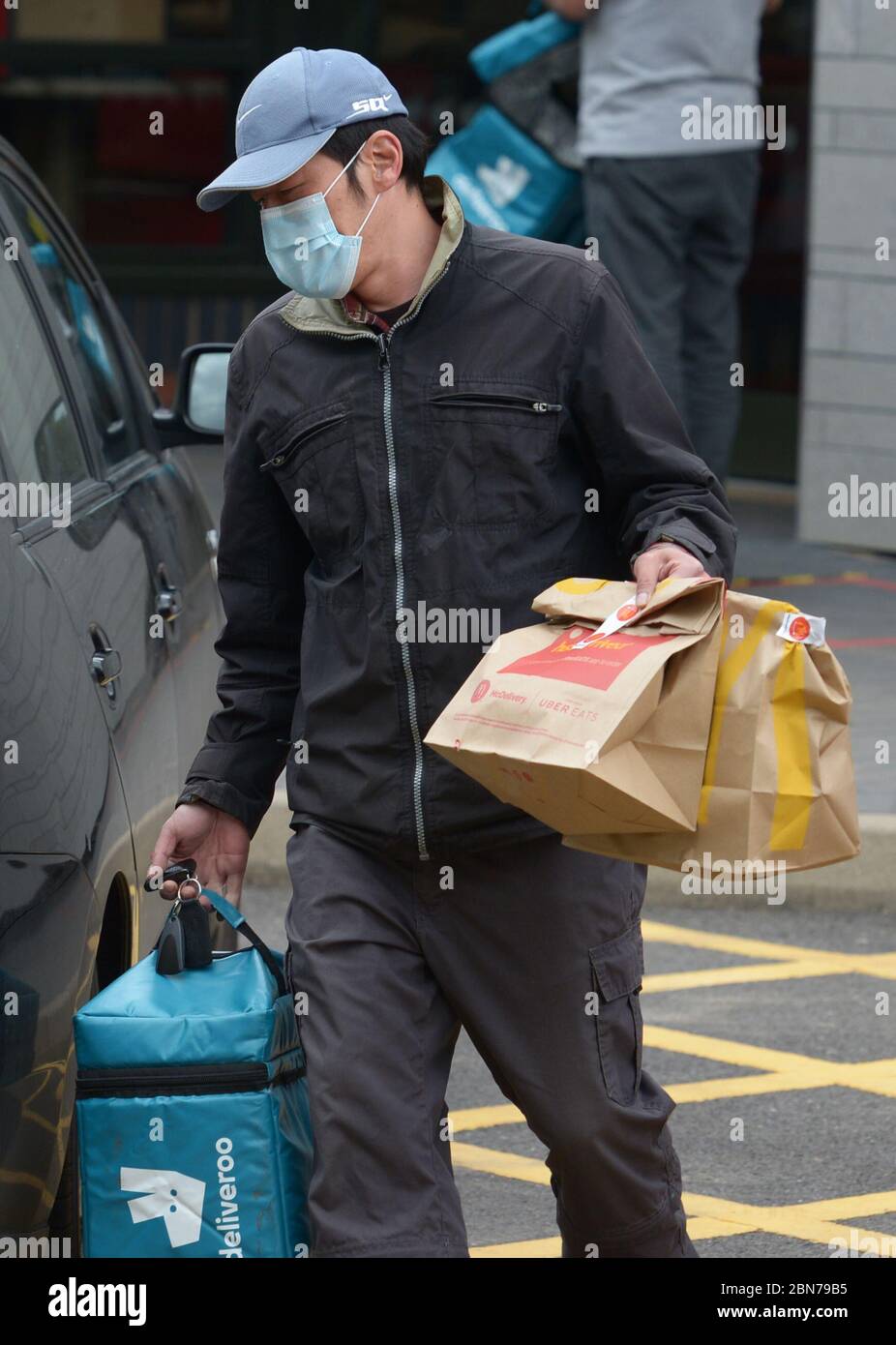 Un travailleur de Deliveroo quitte une succursale de McDonald's à Boreham, Chelmsford, Essex, l'un des 15 restaurants de la chaîne à rouvrir pour emporter. Banque D'Images