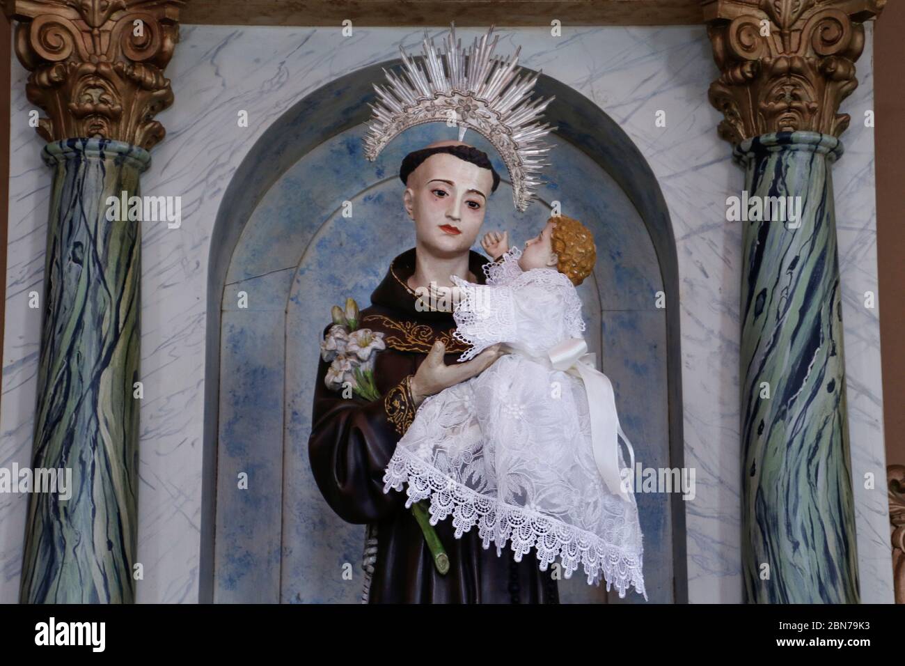 saint Anthony de lisbonne ou Saint Anthony de padoue et bébé Jésus image de l'église catholique Banque D'Images