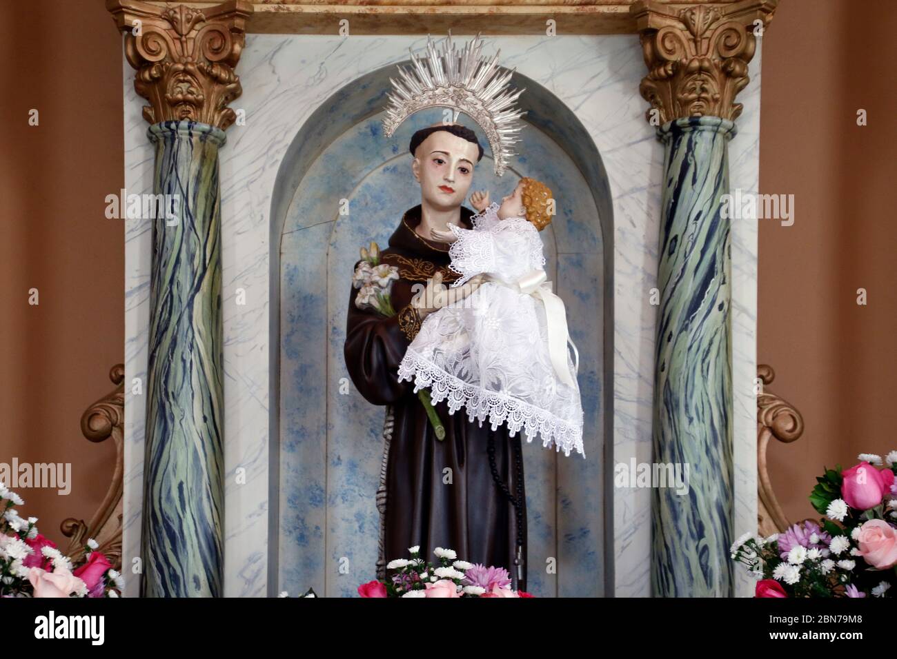 saint Anthony de lisbonne ou Saint Anthony de padoue et bébé Jésus image de l'église catholique Banque D'Images