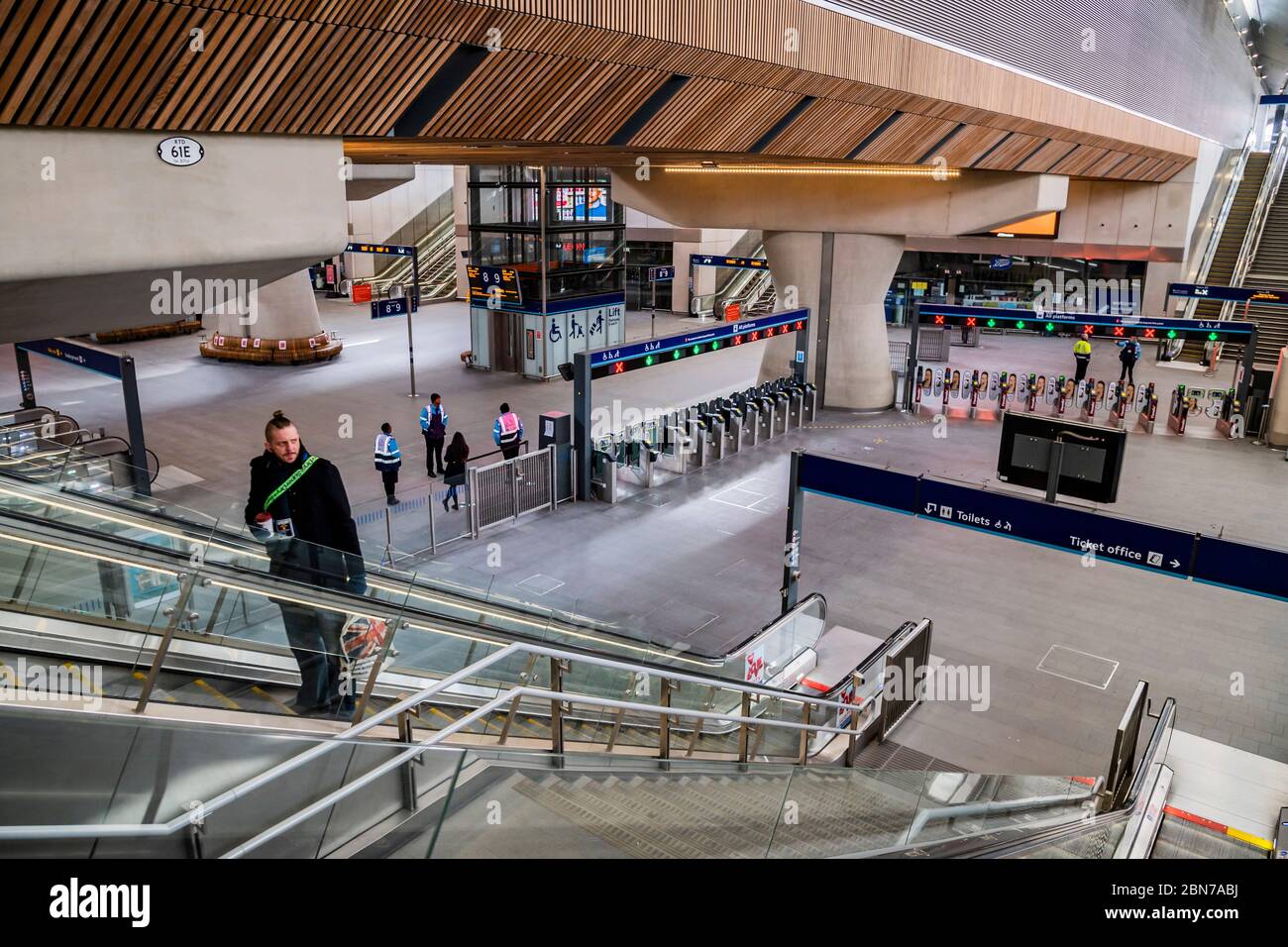 Londres, Royaume-Uni. 13 mai 2020. Les numéros de trains de banlieue sont en baisse spectaculaire dans la gare de London Bridge, même pendant les heures de pointe, car les gens tiennent compte des directives du gouvernement pour retourner au travail mais pour garder votre distance. Le premier jour, le « verrouillage » est facilité pour l'épidémie du coronavirus (Covid 19) à Londres. Crédit : Guy Bell/Alay Live News Banque D'Images