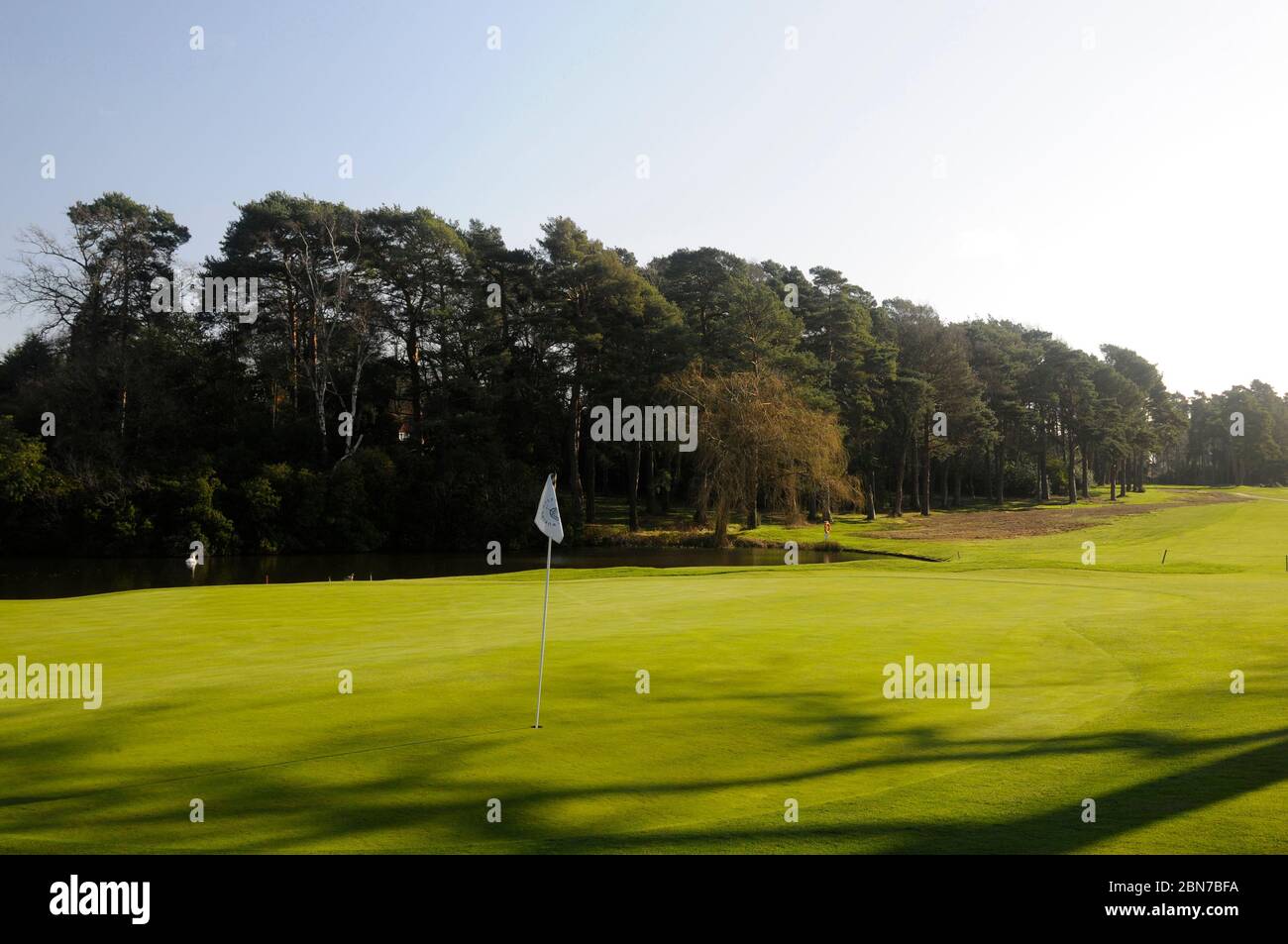 Vue sur le 18ème Green à l'étang et Fairway, Woking Golf Club, Woking, Surrey, Angleterre Banque D'Images