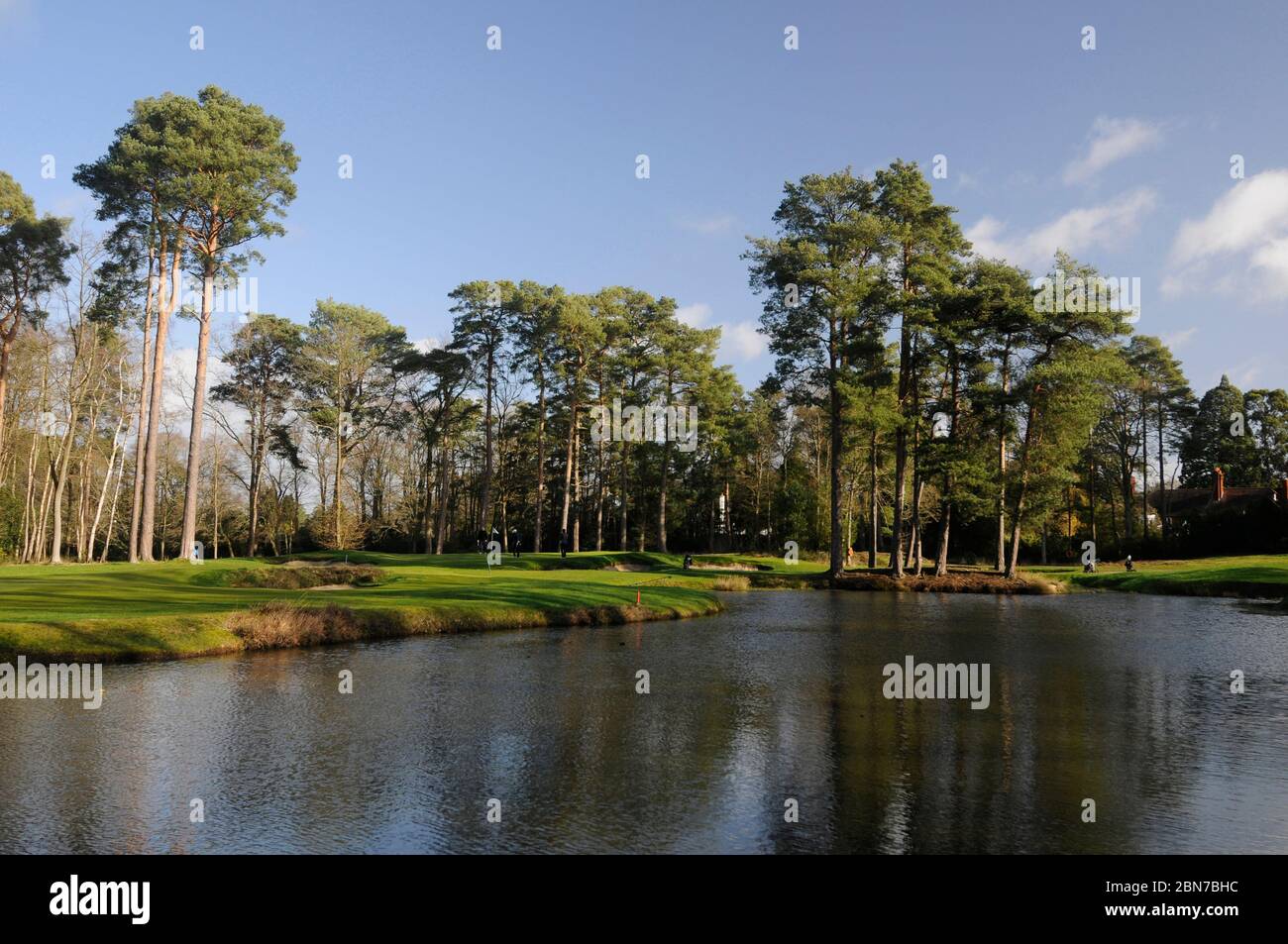 Vue du tee-over-Pond jusqu'au 16th Green, Woking Golf Club, Woking, Surrey, Angleterre Banque D'Images
