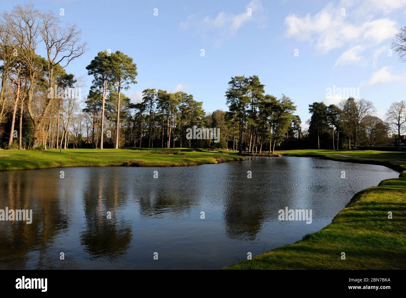 Vue du tee-over-Pond jusqu'au 16th Green, Woking Golf Club, Woking, Surrey, Angleterre Banque D'Images