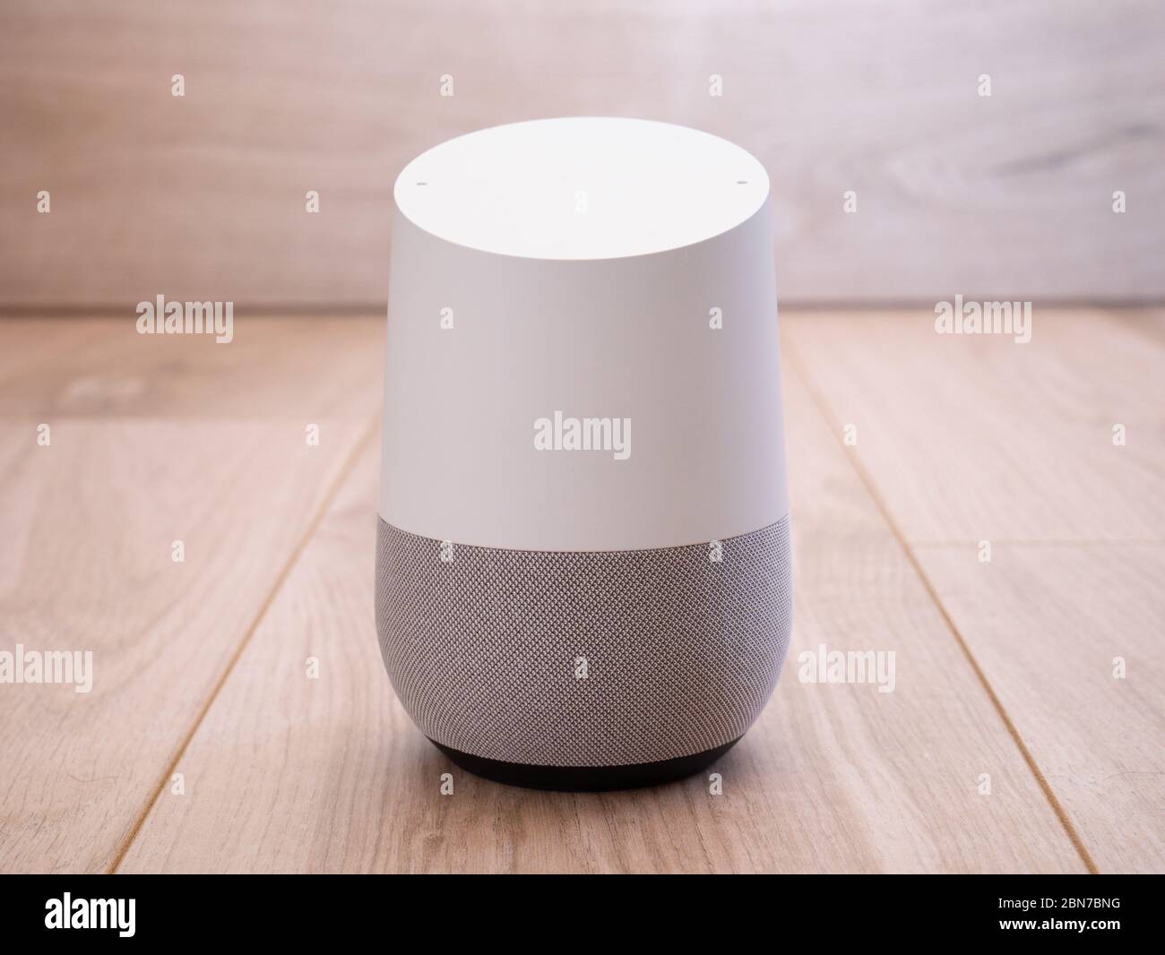 Assistant vocal domestique intelligent avec haut-parleur et bluetooth à la maison Banque D'Images