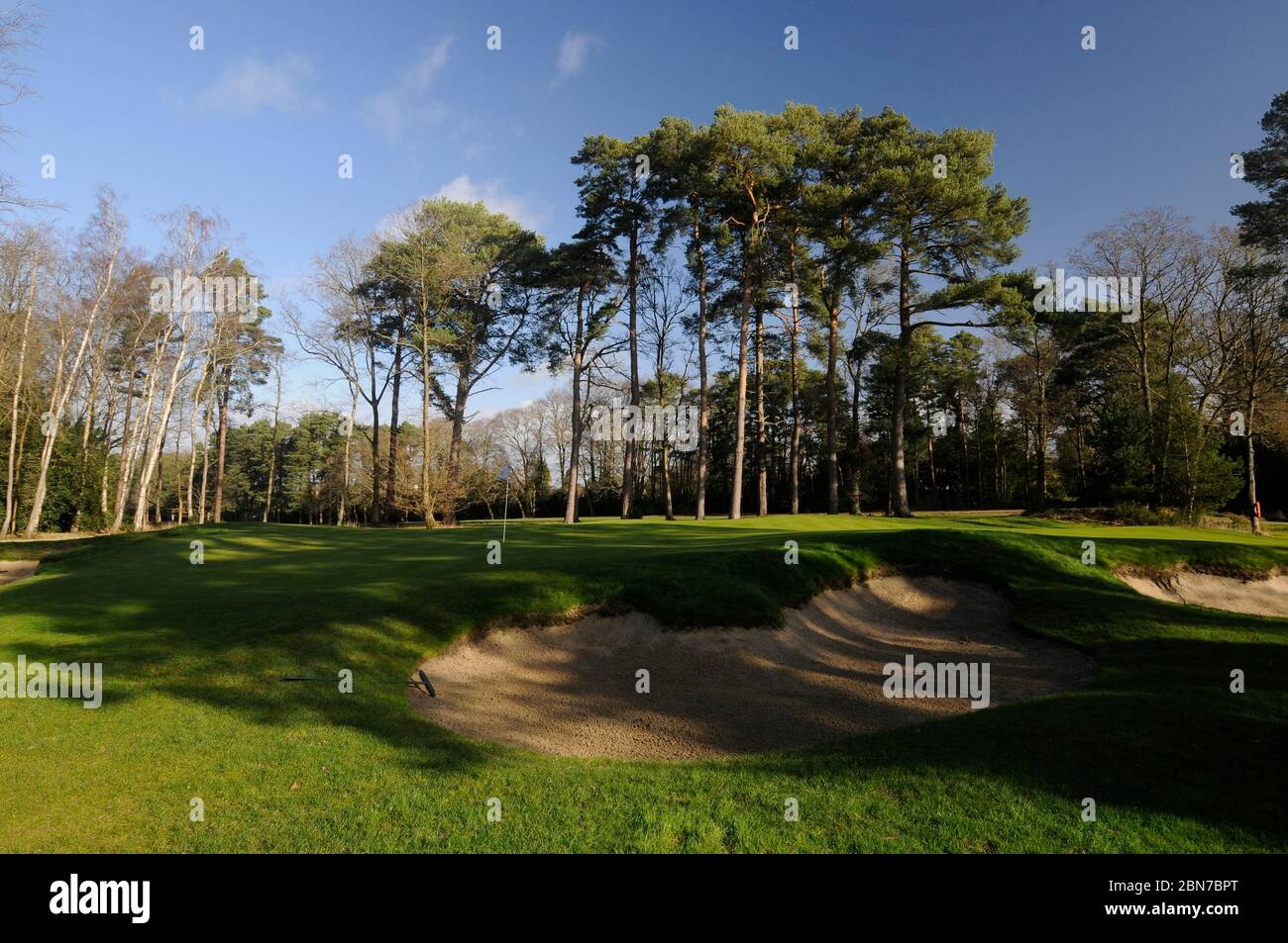 Vue sur le bunker jusqu'à 11th Green, Woking Golf Club, Woking, Surrey, Angleterre Banque D'Images
